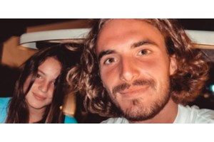 Η αιχμηρή ανάρτηση Τσιτσιπά από τη μπανιέρα του για τα προβλήματα ενός παιδιού με "ναρκισσιστή γονέα"