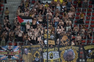 Διακοπή στον αγώνα βόλεϊ Ελλάδας - Ισραήλ λόγω εισβολής ατόμων με παλαιστινιακές σημαίες - 7 προσαγωγές