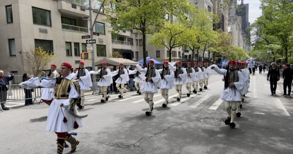 Μεγαλοπρεπής η παρέλαση της ελληνικής ομογένειας στο Μανχάταν: Εύζωνες, τσολιάδες, έφιπποι [εικόνες - βίντεο]