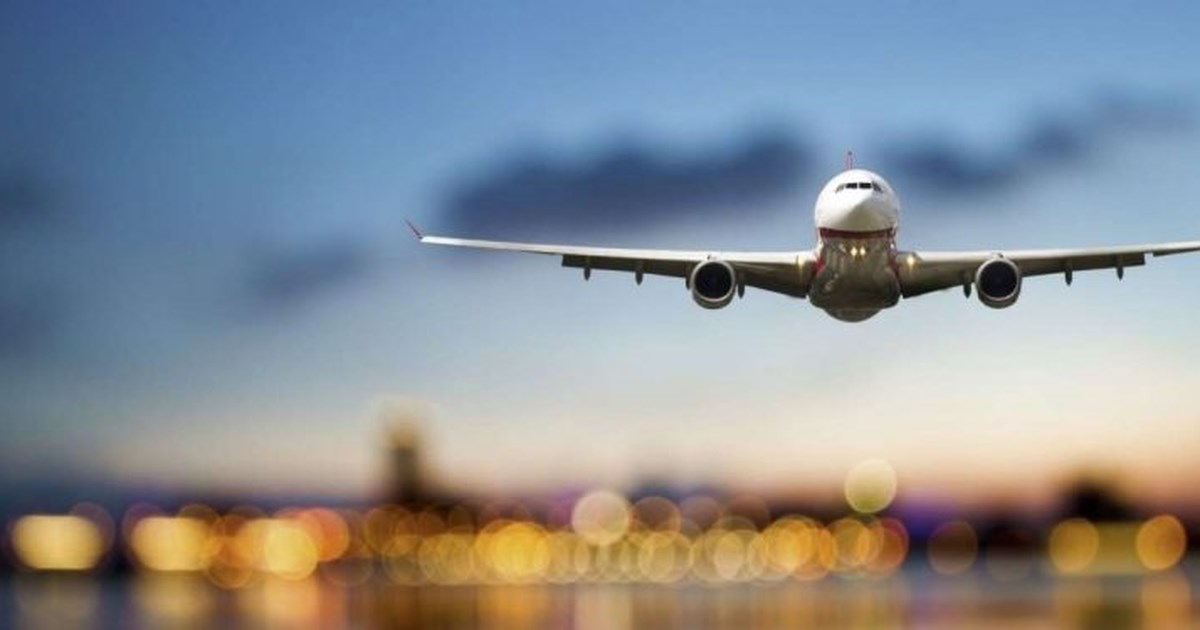 Σοκ στην Ιταλία: Απίστευτο βίντεο από τη στιγμή που αεροσκάφος συντρίβεται σε αυτοκινητόδρομο - Δύο νεκροί