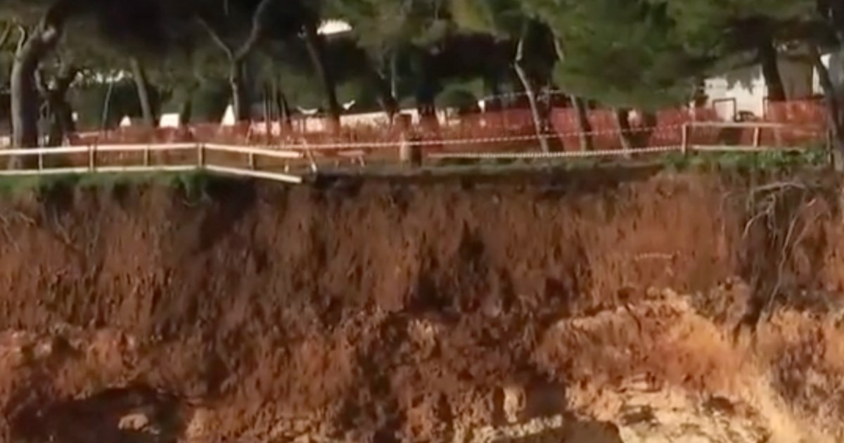 Χίος: Τεράστιος βράχος κατέληξε στον δρόμο μετά από κατολίσθηση - Μικρές ζημιές σε αυτοκίνητο