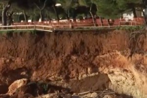 Χίος: Τεράστιος βράχος κατέληξε στον δρόμο μετά από κατολίσθηση - Μικρές ζημιές σε αυτοκίνητο