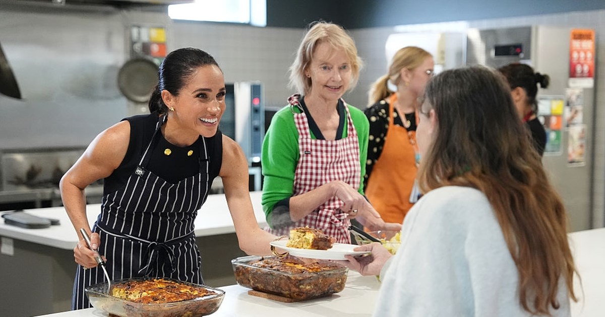 Με ποδιά η Μέγκαν Μαρκλ: Σέρβιρε γεύματα σε άστεγες γυναίκες στη Μελβούρνη