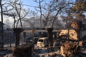 Γεωργιάδης: Δέκα τα περιστατικά που χρειάστηκαν νοσηλεία από τη φωτιά στην Σαλαμίνα - Μία γυναίκα με εγκαύματα 2ου βαθμού