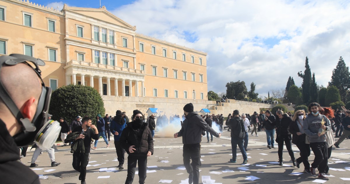 Συγκέντρωση για τα Τέμπη: Κουκουλοφόροι ρίχνουν αστυνομικό στο έδαφος και τον ξυλοκοπούν [βίντεο] - εικόνα 2