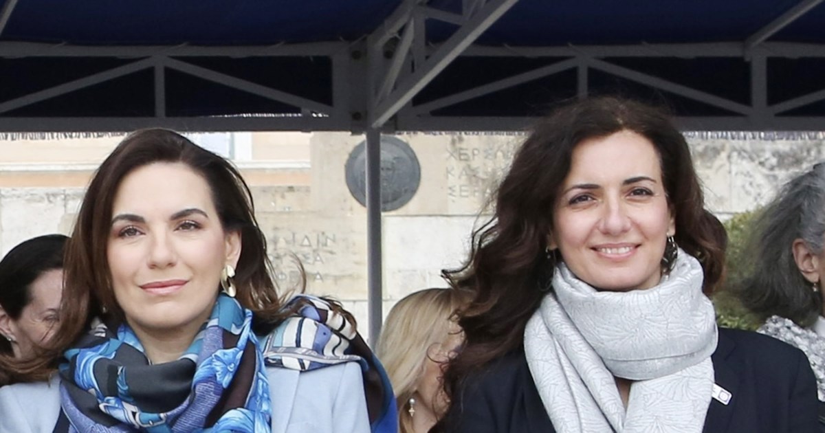 Ολγα Κεφαλογιάννη: Μαζί με τη μικρότερη αδερφή της, Χριστίνα, στη μαθητική παρέλαση της 25ης Μαρτίου [εικόνες]