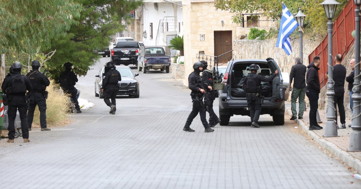 Βορίζια: Το σπαρακτικό μοιρολόι της χήρας του 39χρονου - Η μαυροφορεμένη πομπή για την κηδεία [βίντεο] - εικόνα 10