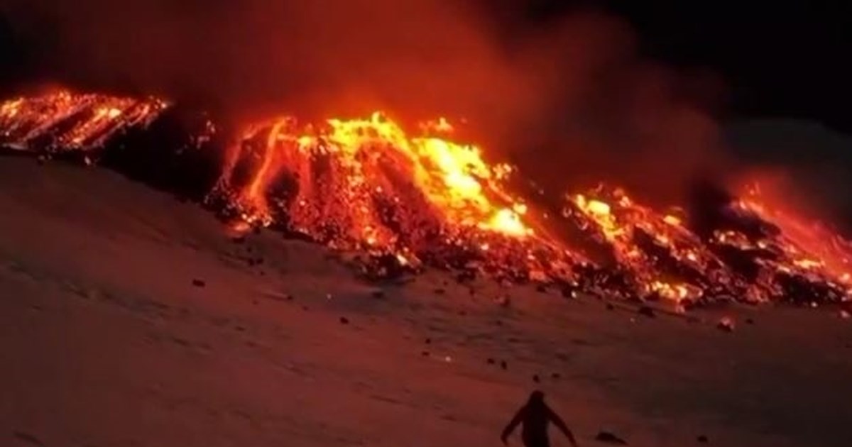 Ιταλία: Η Αίτνα "βρυχάται" ξανά - Νέα έκρηξη με ποτάμια λάβας και εικόνες που προκαλούν δέος [βίντεο]