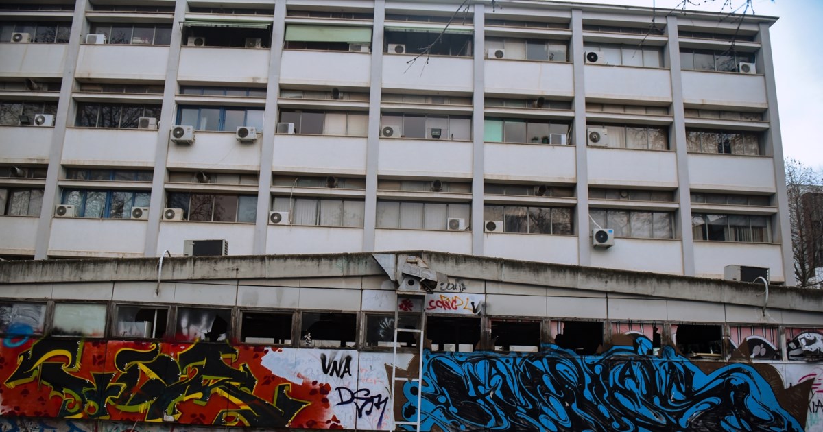 Ανακατέλαβαν τη Νομική Σχολή του ΑΠΘ - Φοιτητές μπήκαν στο κτίριο μόλις έφυγαν τα ΜΑΤ