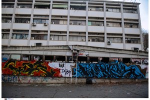 Ανακατέλαβαν τη Νομική Σχολή του ΑΠΘ - Φοιτητές μπήκαν στο κτίριο μόλις έφυγαν τα ΜΑΤ