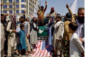 Βρετανία: Επεισόδια σε διαδηλώσεις κατά των μεταναστών στο Μάντσεστερ και το Λονδίνο (εικόνες-βίντεο) - εικόνα 3