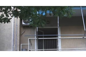 Νεκρός σε διαμέρισμα στο Παγκράτι: Πέθανε από παθολογικά αίτια και τον τύλιξε με σεντόνι ο αδελφός του