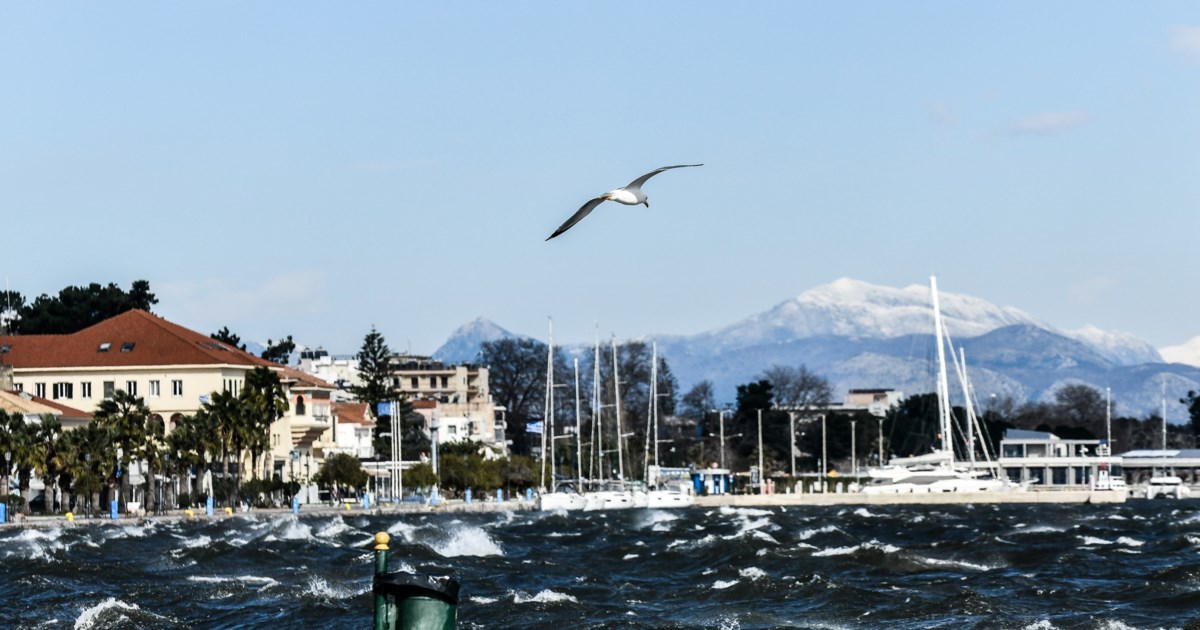 Δεμένα τα πλοία στα λιμάνια - Οι άνεμοι στο Αιγαίο φτάνουν ακόμη και τα 9 μποφόρ