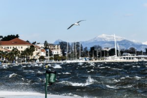 Δεμένα τα πλοία στα λιμάνια - Οι άνεμοι στο Αιγαίο φτάνουν ακόμη και τα 9 μποφόρ