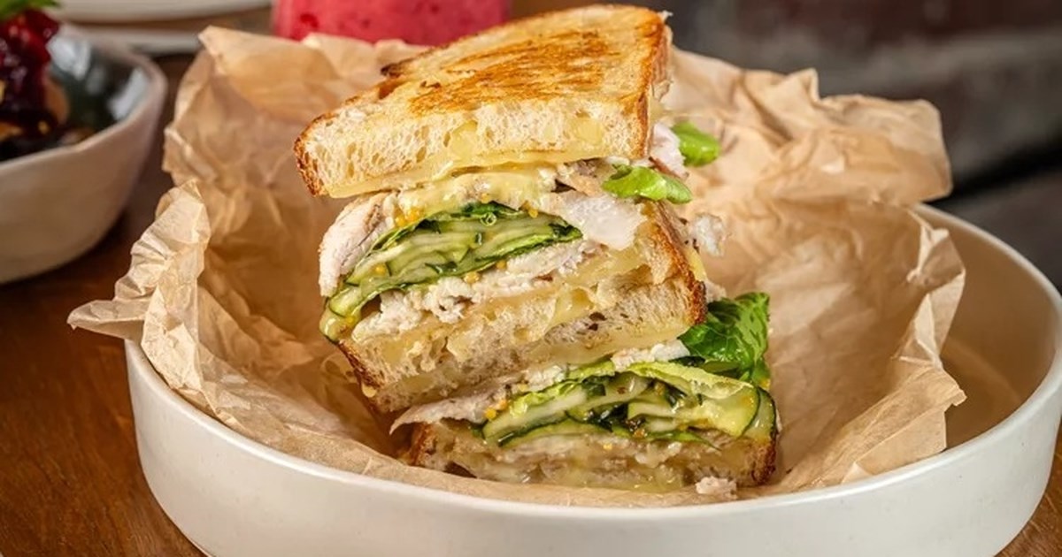 Σαλάτα του Καίσαρα σε... τοστ: Η κλασική σαλάτα γίνεται απόλυτο comfort food