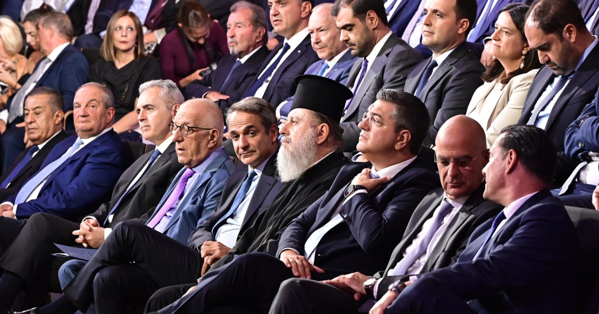 Θερμή χειραψία Καραμανλή - Σαμαρά στην εκδήλωση για την Ψαρούδα-Μπενάκη [εικόνες - βίντεο] - εικόνα 3