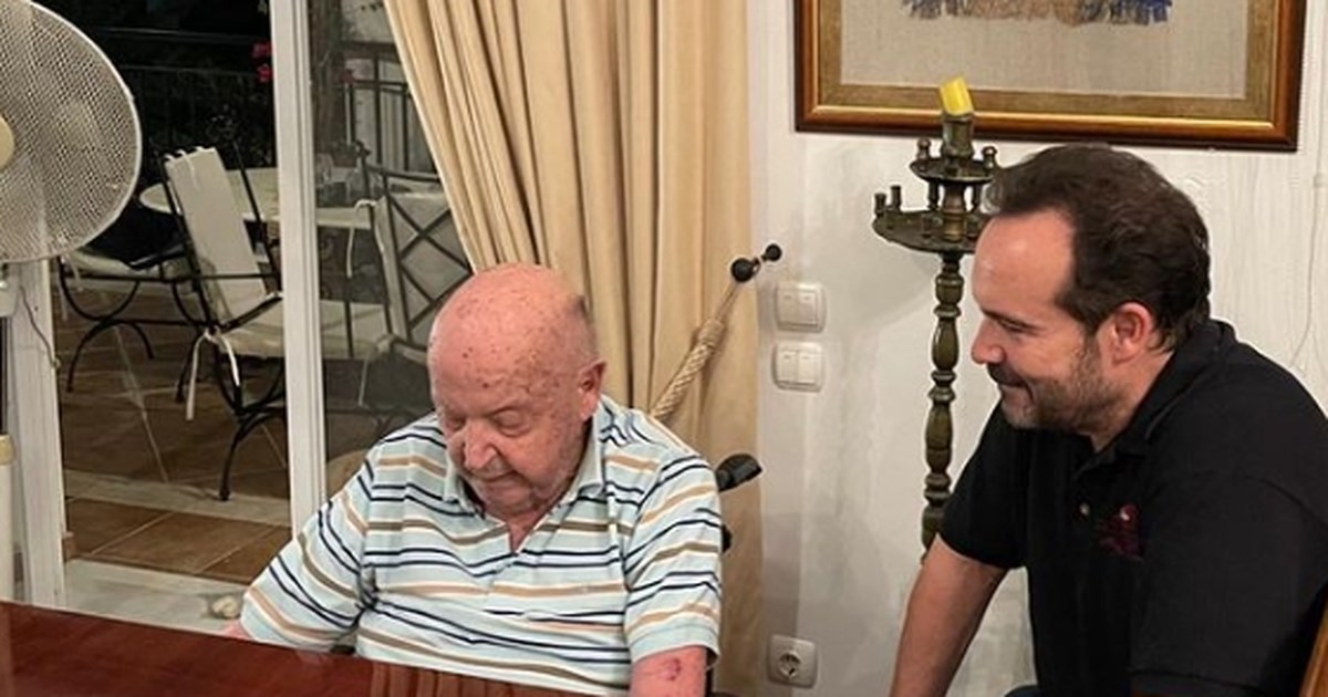 Το μυστικό της μακροζωίας του Μίμη Πλέσσα, αποκαλύπτει η σύζυγός του: Τι δεν έφαγε ποτέ και φτάνει σε ηλικία 100 ετών