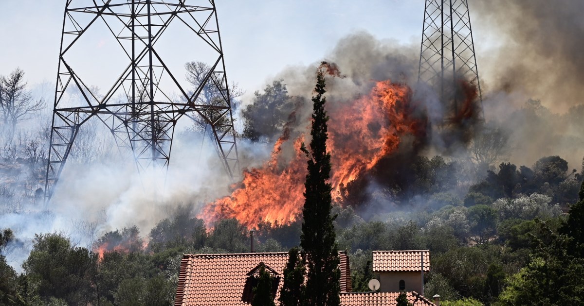 Η φωτιά στην Κερατέα έχει ξεφύγει: Καίγονται σπίτια, εκκενώνονται  οικισμοί... | Ελλάδα Ειδήσεις