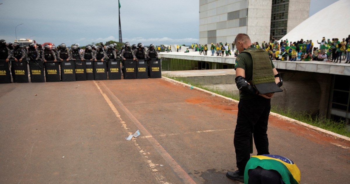 Ζαΐχ Μπολσονάρου: Με βραχιολάκι ο πρώην πρόεδρος της Βραζιλίας – Έφοδο στο σπίτι του έκανε η αστυνομία
