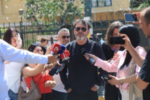 Στάθης Αγγελόπουλος: "Δεν την έχω χτυπήσει ποτέ" - "Δεν είμαι τρελή να χτυπάω το κεφάλι μου στον τοίχο", λέει η πρώην σύζυγός του