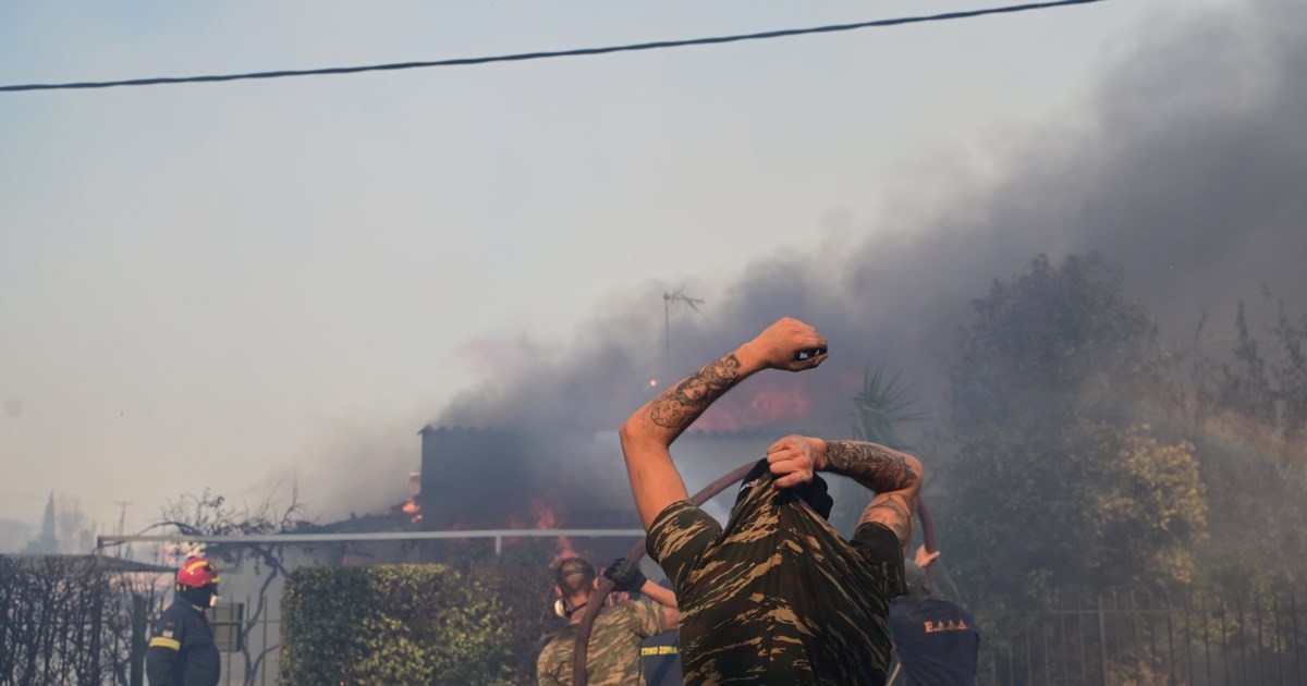 Σε συναγερμό οι πυροσβεστικές δυνάμεις για τις διαρκείς αναζωπυρώσεις: Διάσπαρτες εστίες σε Κύθηρα, Μεσσηνία και Εύβοια