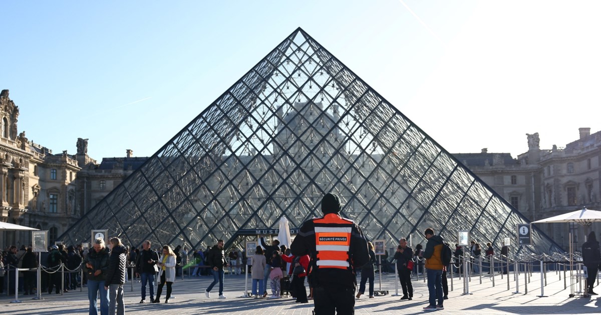 Παρίσι: Αστυνομικοί πυροβόλησαν και τραυμάτισαν άνδρα που τους απείλησε με μαχαίρι κοντά στην Αψίδα του Θριάμβου