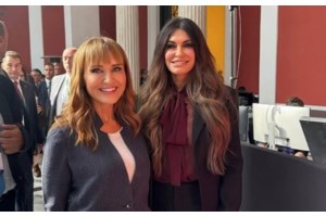 Κίμπερλι Γκίλφοϊλ: Με τον γιο της για δείπνο στο Μουσείο της Ακρόπολης - "Υπέροχο το ελληνικό φαγητό"