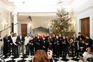 Χριστουγεννιάτικα κάλαντα στον Κωνσταντίνο Τασούλα - εικόνα 3