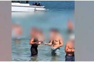 Πάρος: Τι λέει ο ιδιοκτήτης του beach bar για τον εργαζόμενο που σερβίρει μέσα στη θάλασσα - "Ηταν αστείο..."