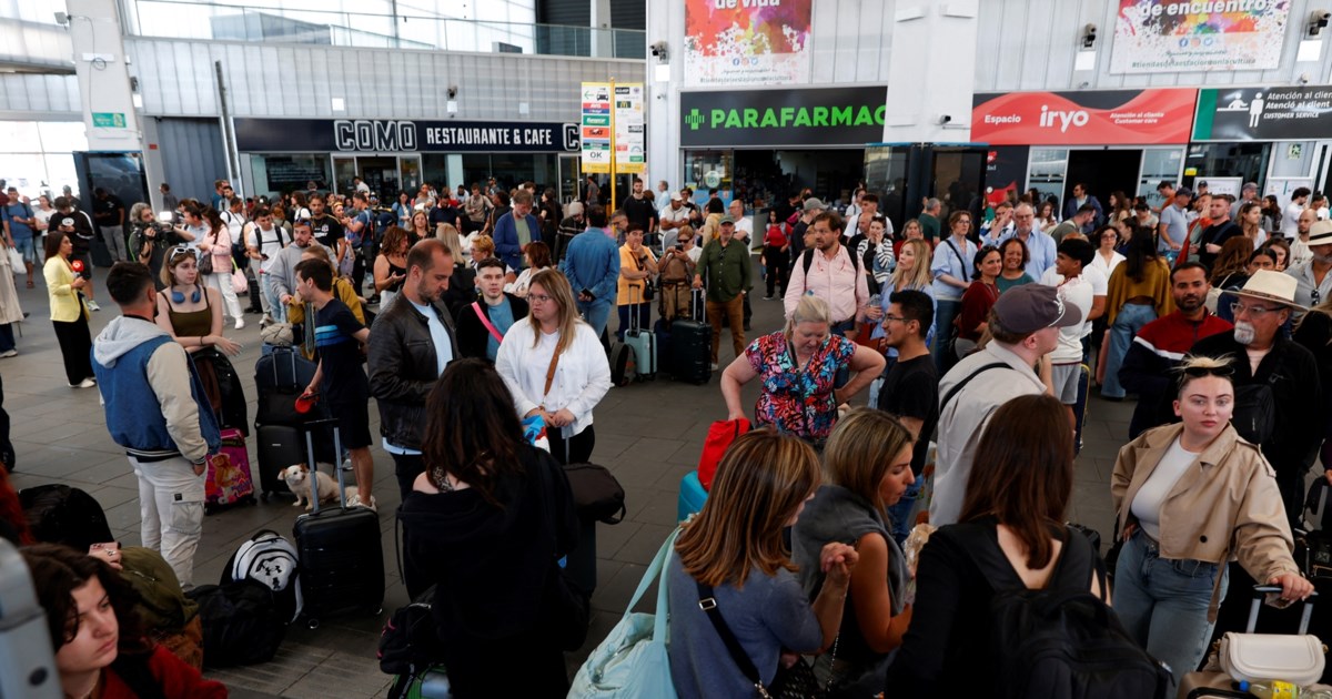 Μπλακ άουτ σε Ισπανία - Πορτογαλία: Επιβάτες περπατούν στο σκοτάδι ανάμεσα στις ράγες για να βγουν από τρένα και μετρό - εικόνα 2