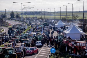 Σκληραίνουν τη στάση τους οι αγρότες: Στις 16:00 τα μπλόκα κόβουν ξανά τη χώρα στα δύο - Κλείνουν και παράδρομοι