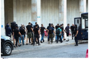 Νέα Φιλαδέλφεια: Σε 16 φυλακές, χωρισμένοι σε ομάδες των τριών ατόμων οι 105 κατηγορούμενοι - Αρνούνται τα πάντα