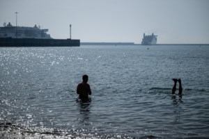 Φονικός καύσωνας στη δυτική Ευρώπη: Τουλάχιστον 11 νεκροί - Βγαίνουν με σπρέι νερού, κάνουν μπάνιο σε ποτάμια και λίμνες