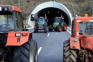 Νέος γύρος σύγκρουσης με τους αγρότες: Κρίσιμη η σημερινή σύσκεψη στα μπλόκα