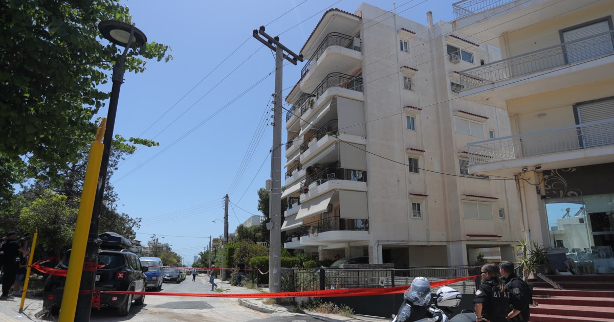 Ηλιούπολη: Αγωνία για τη 17χρονη, χειρουργήθηκε στον εγκέφαλο - Λουλούδια και δάκρυα στο σχολείο των κοριτσιών