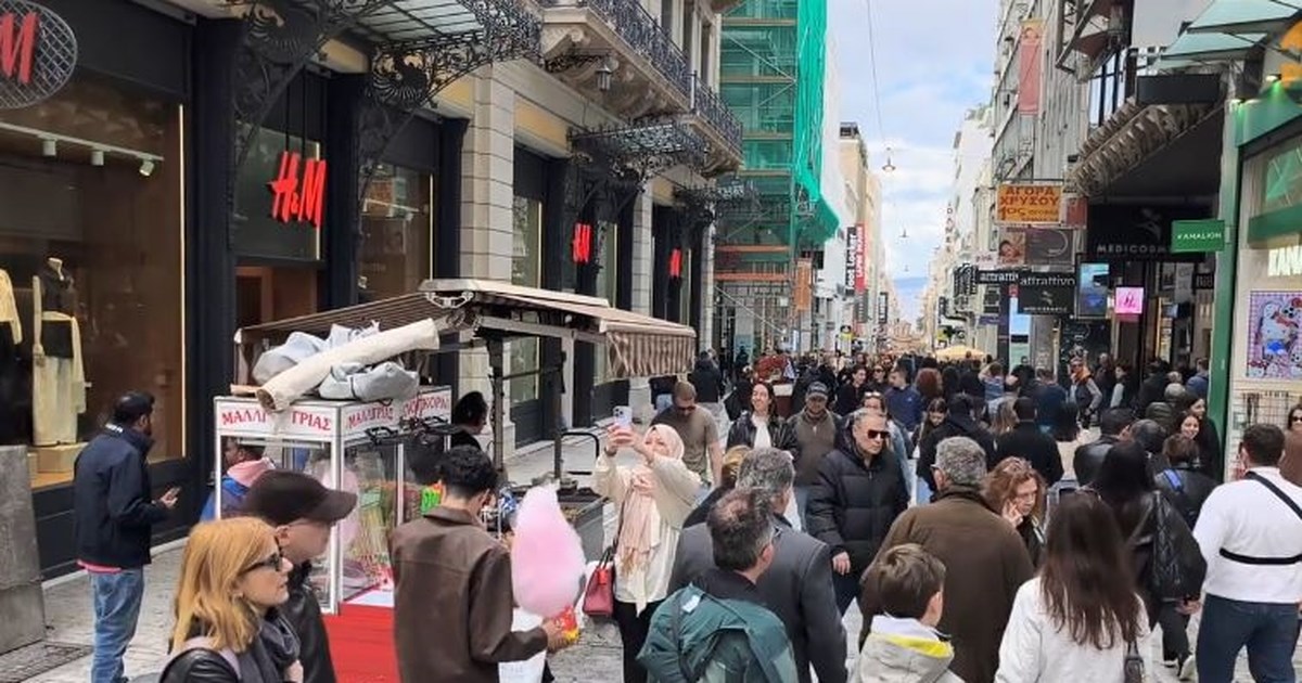 Κυριακή των Βαΐων με ανοιχτά καταστήματα: Γεμάτη η Ερμού, στο 