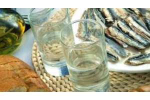 Ηράκλειο: Σε κρίσιμη κατάσταση οι 5 που ήπιαν καυστικό υγρό αντί για τσικουδιά - Με εγκαύματα σε οισοφάγο και στομάχι