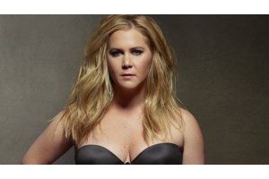 "Έχω ενδομητρίωση": Η απάντηση της Έιμι Σούμερ στα κακεντρεχή σχόλια για το "πρησμένο πρόσωπό της"