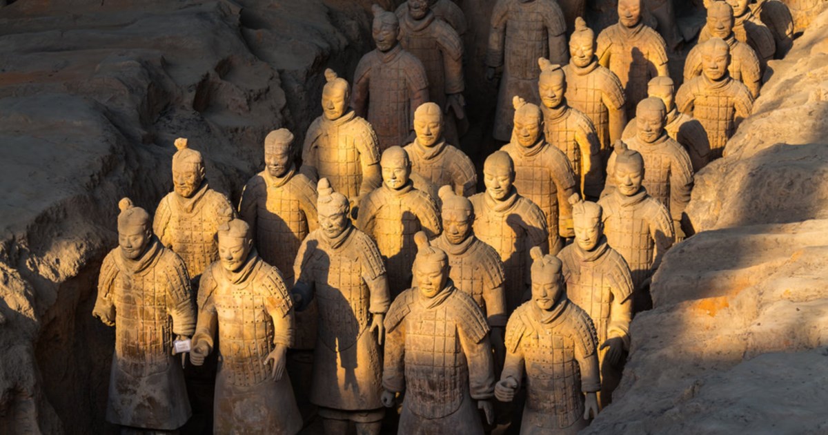 Τουρίστας πήδηξε φράχτη και κατέστρεψε αρχαία αγάλματα στον Πήλινο Στρατό στην Κίνα  [εικόνες - βίντεο]