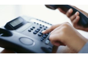 Χειροπέδες σε τρία άτομα για τηλεφωνικές απάτες σε βάρος ηλικιωμένων - Τους έλεγαν ότι συγγενείς τους ενεπλάκησαν σε τροχαίο