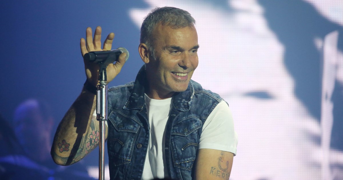 Στέλιος Ρόκκος: Με δύο κατάγματα και πατερίτσες ο τραγουδιστής - Κυνηγούσε τον σκύλο του που είχε πιάσει μια γάτα