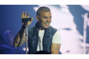 Στέλιος Ρόκκος: Με δύο κατάγματα και πατερίτσες ο τραγουδιστής - Κυνηγούσε τον σκύλο του που είχε πιάσει μια γάτα