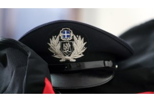 Βούλα: Συνελήφθη αστυνομικός που οδηγούσε κλεμμένο αυτοκίνητο χωρίς πινακίδες