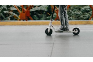 Μπαίνουν κανόνες στην κυκλοφορία των ηλεκτρικών πατινιών στην Αθήνα - Συνάντηση Δούκα με τις εταιρείες