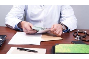 Βίντεο: Η στιγμή που αναισθησιολόγος σε δημόσιο ογκολογικό νοσοκομείο ζητά "φακελάκι" - Οργισμένη αντίδραση Γεωργιάδη