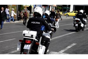 Καταδρομική επίθεση με μολότοφ κατά αστυνομικών στα Εξάρχεια – 17 προσαγωγές, αφέθηκαν όλοι ελεύθεροι