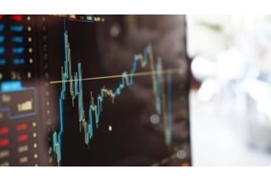 Βάλντις Ντομπρόβσκις για εαρινές προβλέψεις ΕΕ: Η προσομοίωση σοκ της επιβολής δασμών από τις ΗΠΑ