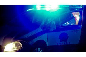 Απίστευτες σκηνές στον Άγιο Παντελεήμονα: Συμμορίες παίζουν ξύλο με ρόπαλα, οι κάτοικοι ρίχνουν κουβάδες με νερό για να σταματήσουν - εικόνα 2