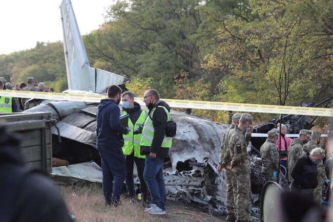 Ουκρανία: 26 νεκροί σε συντριβή στρατιωτικού αεροσκάφους που μετέφερε πιλότους – Σε εθνικό πένθος η χώρα [εικόνες-βίντεο]