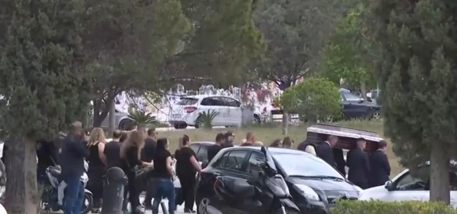 Κερατσίνι: Σπαρακτικό αντίο με αναπάντητα ερωτήματα για τον θάνατο του 43χρονου - Yποβασταζόμενη η σύζυγός του